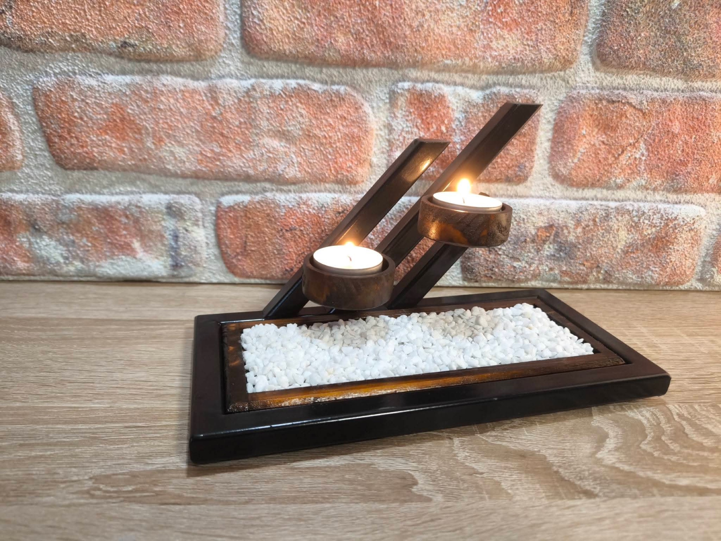 Handgefertigter Kerzenhalter aus dunklem Holz und schwarzem Metall mit zwei Teelichtern und weißen Ziersteinen
