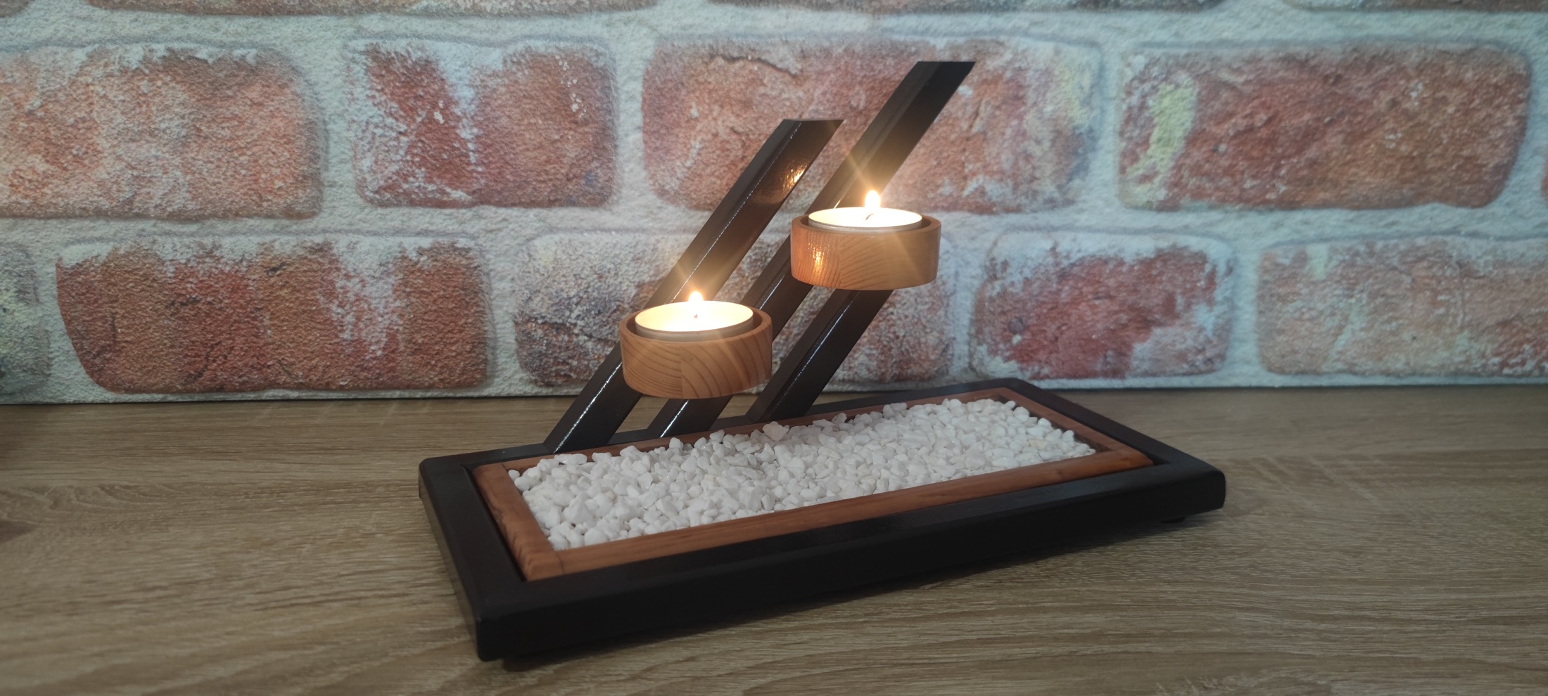 Handgefertigter Kerzenhalter aus dunklem Holz, Metall und weißen Steinen