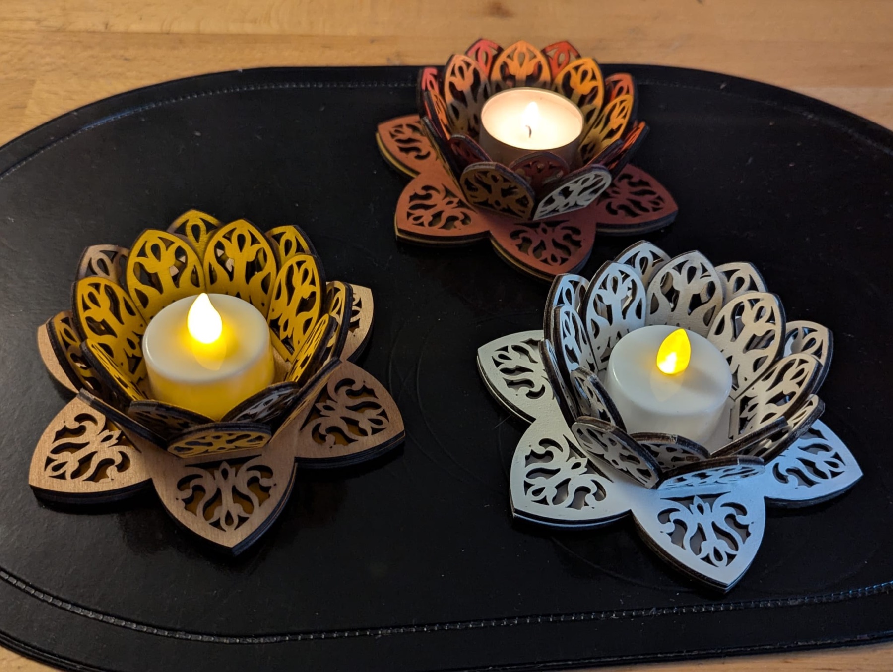 Filigrane, lotusförmige Teelichthalter aus Holz